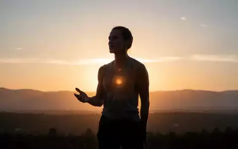 Eine Silhouette eines Menschen bei Sonnenaufgang, die das Konzept des Intervallfastens und der Langlebigkeit symbolisiert. - Foto: über boerse-global.de
