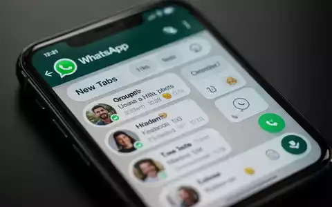 Smartphone-Bildschirm mit WhatsApp-Gruppenchat-Oberfläche, neuen Tabs für Mitglieder, Medien, Einstellungen und grünem Online-Indikator. - Foto: über boerse-global.de