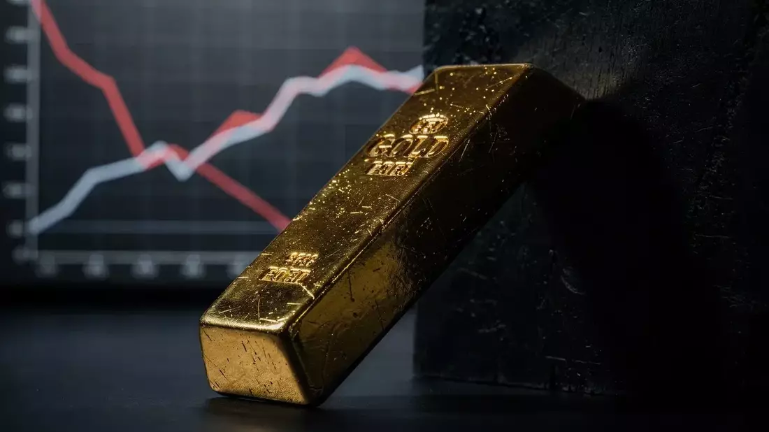 Gold Market Split: Institutional Outflows vs Central Bank Buying in May 2025