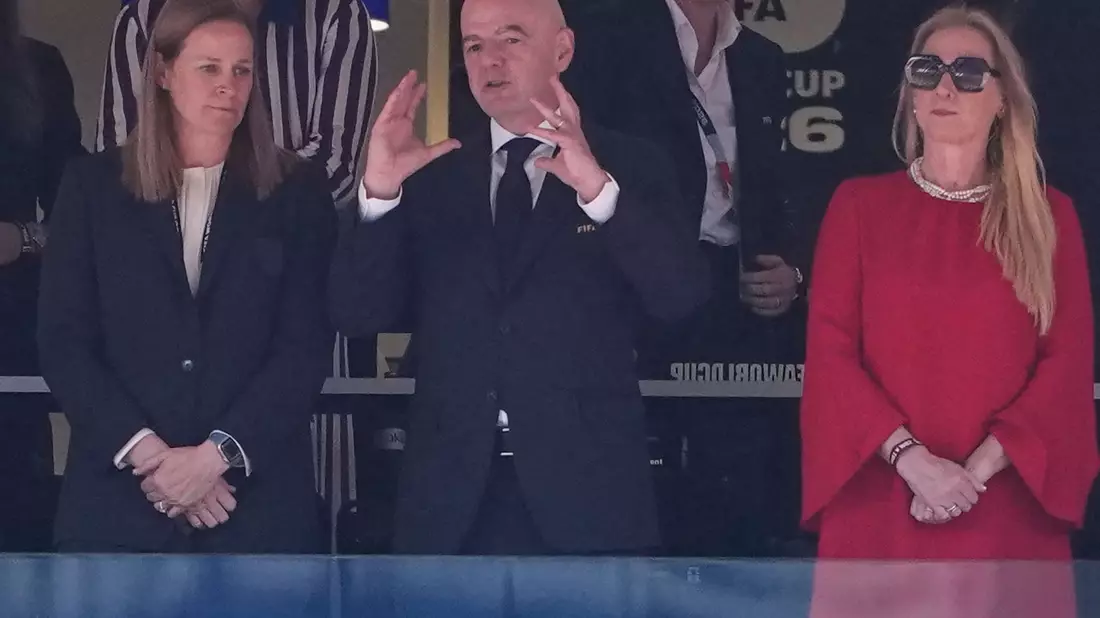 FIFA-Boss Infantino sah in Seattle zu. - Bild: Lindsey Wasson/AP/dpa