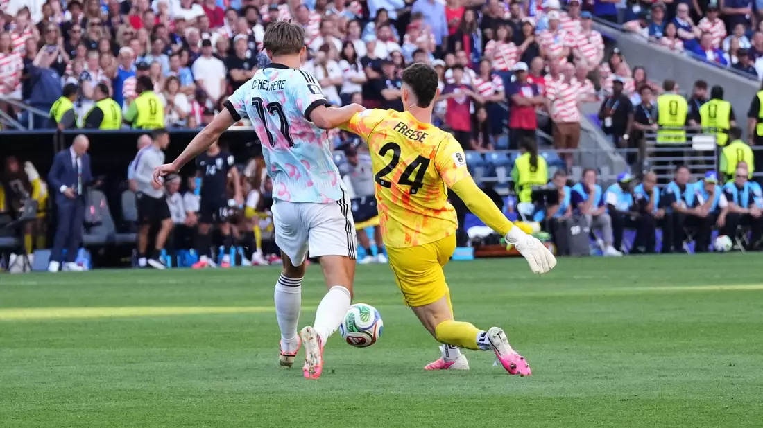 US-Keeper Freese leistete sich einen bösen Patzer. - Bild: Ted S. Warren/AP/dpa