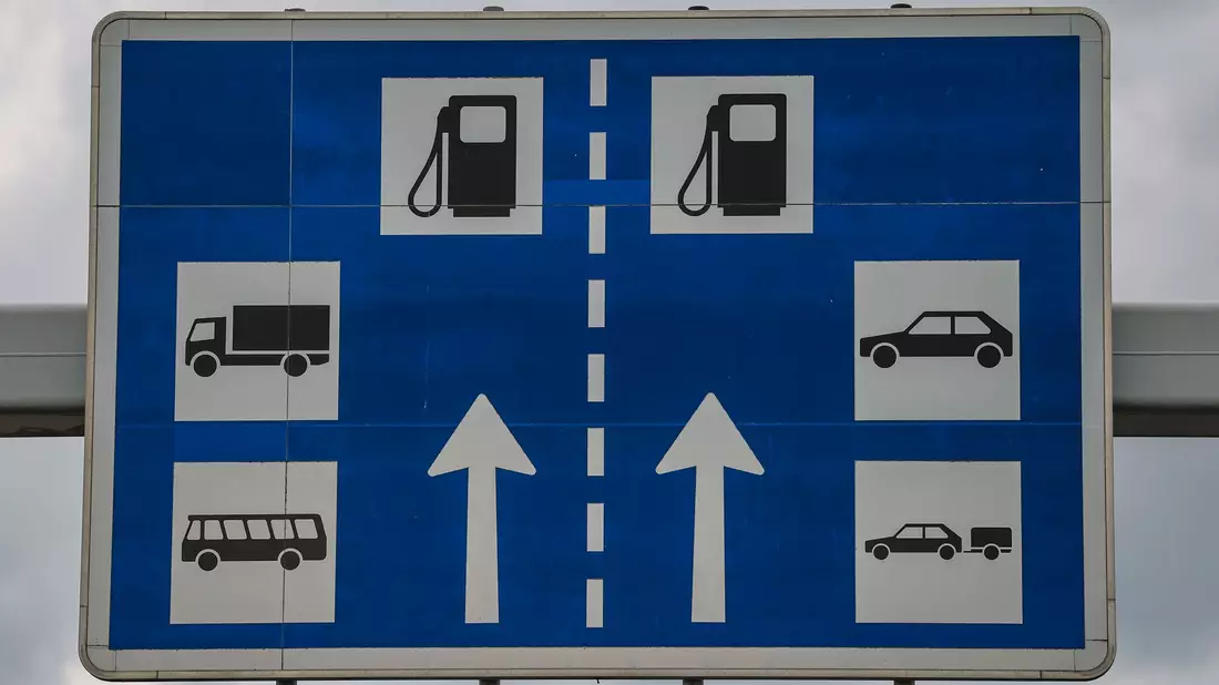 Tanken an Autobahntankstellen ist in den meisten Fällen deutlich teurer als an Straßentankstellen in der Nähe. - Bild: Jan Woitas/dpa