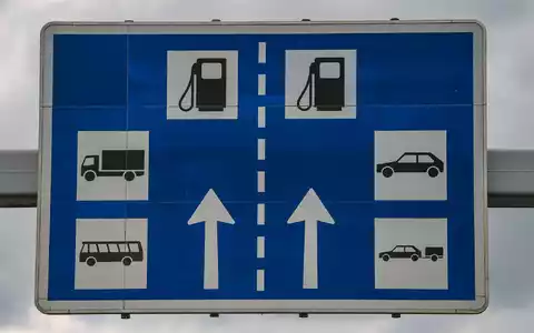Tanken an Autobahntankstellen ist in den meisten Fällen deutlich teurer als an Straßentankstellen in der Nähe. - Foto: Jan Woitas/dpa