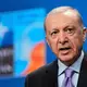 Menschenrechtsorganisationen kritisieren das Vorgehen des türkischen Präsidenten Recep Tayyip Erdogan gegen die Opposition - den Nato-Gipfel darf er dennoch ausrichten. (Archivbild) - Bild: Matthias Schrader/AP/dpa