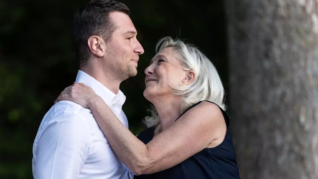 Zieht Le Pen nicht ins Rennen, schicken die Rechtsnationalen Parteichef Bardella in den Ring. (Archivbild) - Bild: Jean-Francois Badias/AP/dpa
