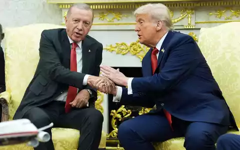 Trump fällt immer wieder mit Lob für Erdogan auf. (Archivbild) - Foto: Evan Vucci/AP/dpa