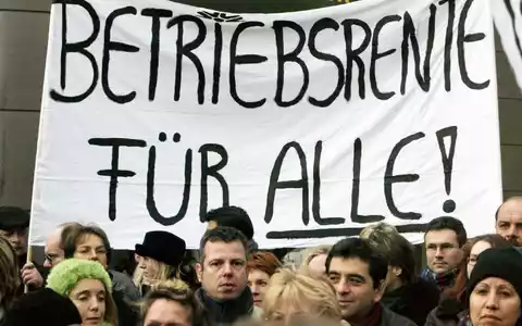 In den unteren Gehaltsgruppen mit einem Bruttolohn bis zu 2.500 Euro hat laut der Alterssicherungskommission nur rund ein Drittel der Beschäftigten Anspruch auf eine betriebliche Altersvorsorge. (Archivbild) - Foto: Frank Rumpenhorst/dpa