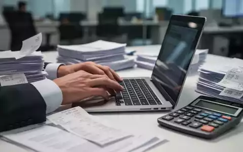 Hände tippen auf einer Laptoptastatur, umgeben von Finanzdokumenten und einem Taschenrechner auf einem Schreibtisch. - Foto: über boerse-global.de