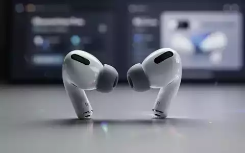 Nahaufnahme von Apple AirPods Pro, Lichtreflexion, unscharfer Hintergrund mit digitalem Interface. - Foto: über boerse-global.de