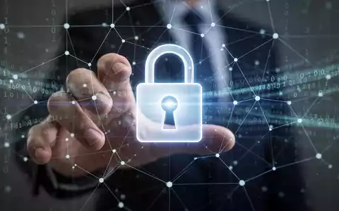 Ein leuchtendes Vorhängeschloss-Symbol über einem digitalen Netzwerkraster, das Datensicherheit und Zwei-Faktor-Authentifizierung symbolisiert. - Foto: über boerse-global.de