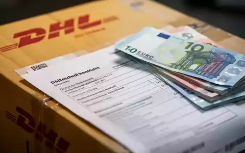 Ein verschwommenes DHL-Paket mit Fokus auf einem deutschen Steuerdokument oder Euro-Banknoten, das steuerliche Änderungen im Postsektor darstellt. - Foto: über boerse-global.de