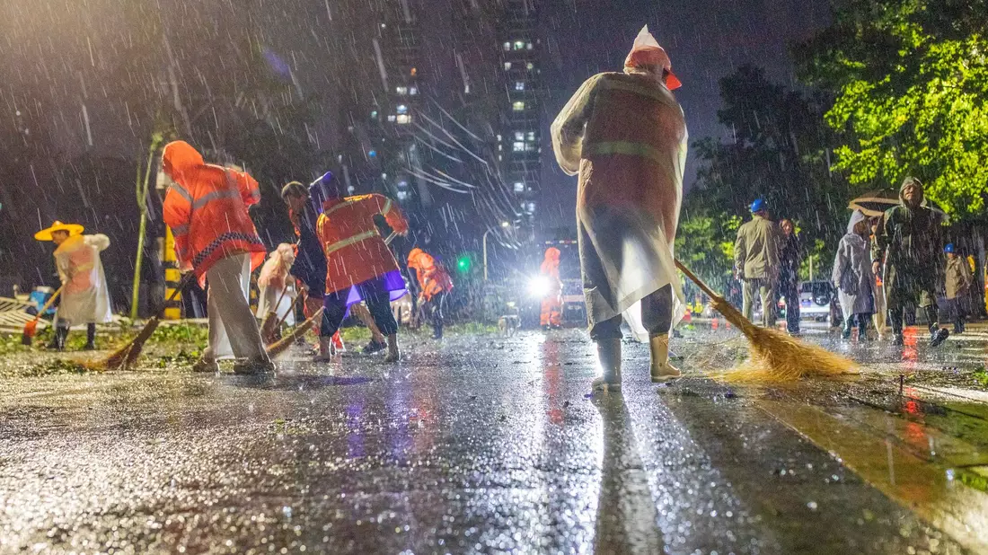 In Ezhou sind nach den Unwettern die Aufräumarbeiten angelaufen.  - Bild: Zhang Hongbin/XinHua/dpa