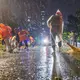 In Ezhou sind nach den Unwettern die Aufräumarbeiten angelaufen.  - Bild: Zhang Hongbin/XinHua/dpa