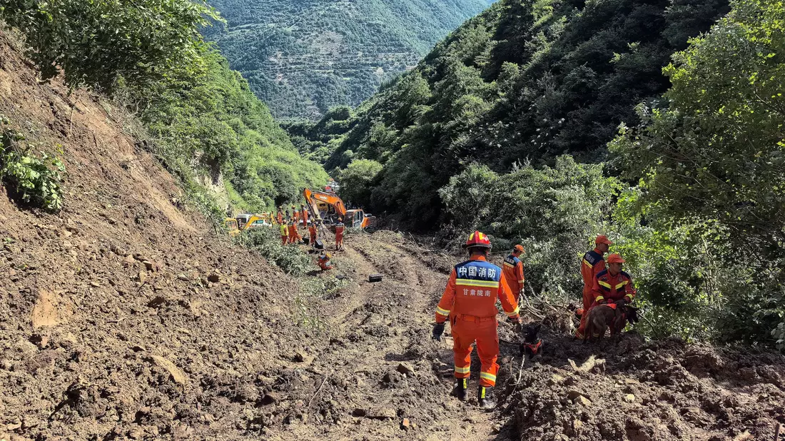 Helfer suchten in Ganzu nach einem Erdrutsch nach Vermissten.  - Bild: ---/XinHua/dpa