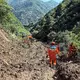 Helfer suchten in Ganzu nach einem Erdrutsch nach Vermissten.  - Bild: ---/XinHua/dpa