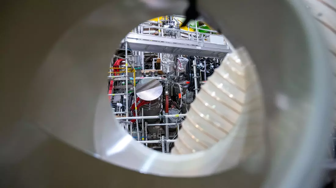 Der Forschungsreaktor «Wendelstein 7-X» im Max-Planck-Institut für Plasmaphysik in Greifswald. Auch er ist ein Stellarator und damit ein Vorläufer der von Proxima Fusion geplanten Anlagen. (Archivbild) - Bild: Stefan Sauer/dpa