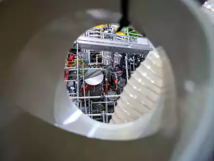 Der Forschungsreaktor «Wendelstein 7-X» im Max-Planck-Institut für Plasmaphysik in Greifswald. Auch er ist ein Stellarator und damit ein Vorläufer der von Proxima Fusion geplanten Anlagen. (Archivbild) - Foto: Stefan Sauer/dpa