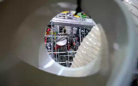 Der Forschungsreaktor «Wendelstein 7-X» im Max-Planck-Institut für Plasmaphysik in Greifswald. Auch er ist ein Stellarator und damit ein Vorläufer der von Proxima Fusion geplanten Anlagen. (Archivbild) - Foto: Stefan Sauer/dpa