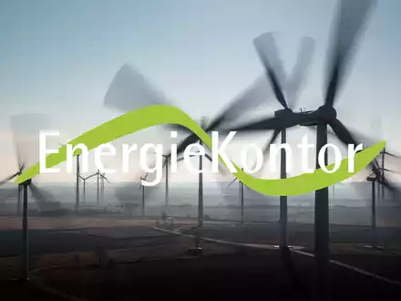 Windturbinenflügel verschwimmen in einer weiten Landschaft, unterstreichen Fortschritt und Betriebsbereitschaft in der erneuerbaren Energieerzeugung. - Foto: über boerse-global.de
