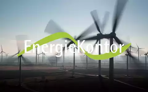 Windturbinenflügel verschwimmen in einer weiten Landschaft, unterstreichen Fortschritt und Betriebsbereitschaft in der erneuerbaren Energieerzeugung. - Foto: über boerse-global.de