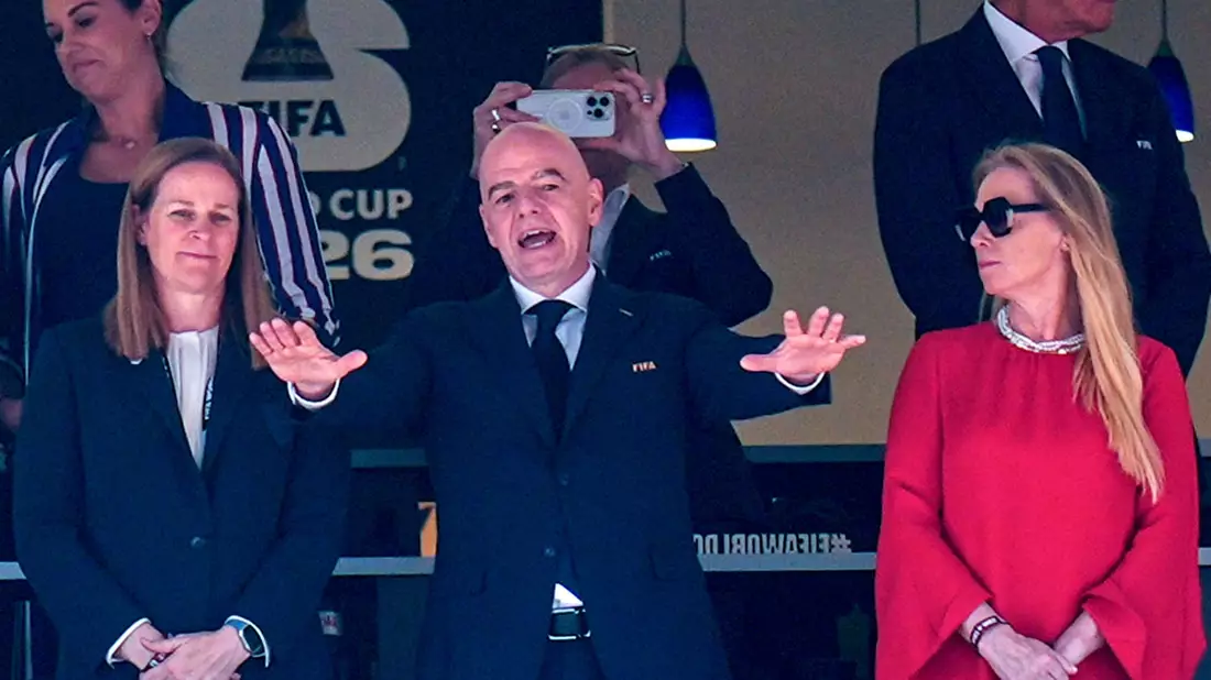 Infantino gestikuliert beim WM-Achtelfinale von Seattle. - Bild: Manu Fernandez/AP/dpa
