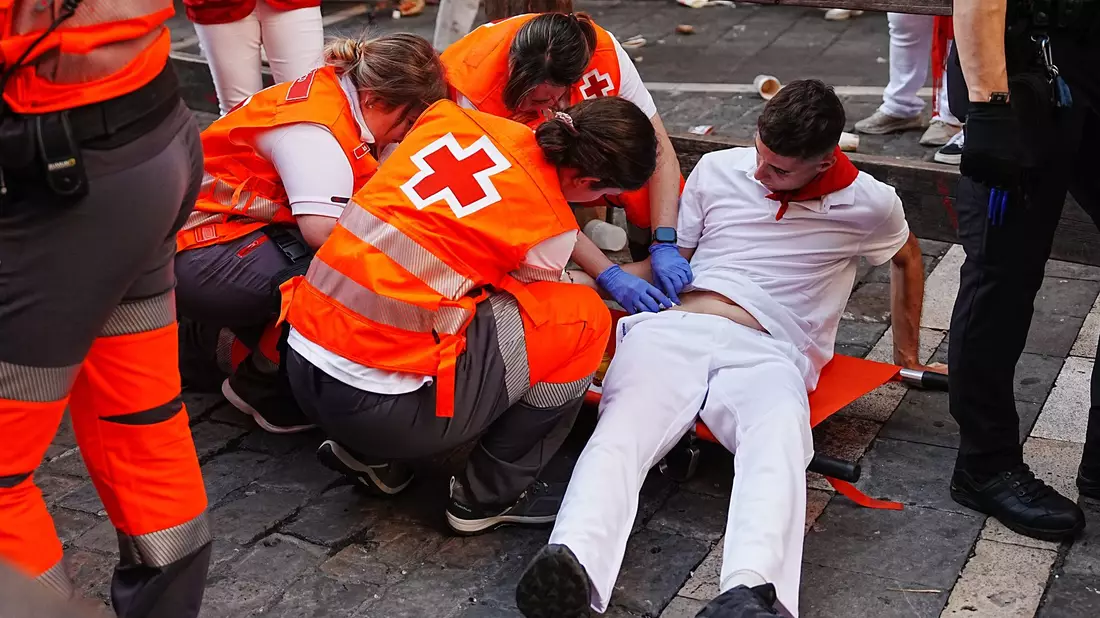 Die meisten Verletzten bei den Stierhatzen in Pamplona erleiden Prellungen oder Gehirnerschütterungen. Lebensgefährliche Verletzungen durch die langen spitzen Hörner der Kampfstiere sind seltener. - Bild: Miguel Oses/AP/dpa
