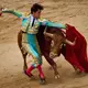 Die Stiere, die am Morgen während des San-Fermín-Festes im nodspanischen Pamplona durch die Altstadt getrieben werden, sterben am späten Nachmittag in der Stierkampfarena. (Archiv-Bild) - Bild: Miguel Oses/AP/dpa