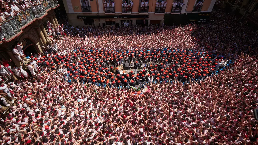 Jedes Jahr lockt das San-Fermín-Fest mit den umstrittenen Stierhatzen Hunderttausende Besucher nach Pamplona im Norden Spaniens. - Bild: Eduardo Sanz/EUROPA PRESS/dpa