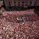 Jedes Jahr lockt das San-Fermín-Fest mit den umstrittenen Stierhatzen Hunderttausende Besucher nach Pamplona im Norden Spaniens. - Bild: Eduardo Sanz/EUROPA PRESS/dpa