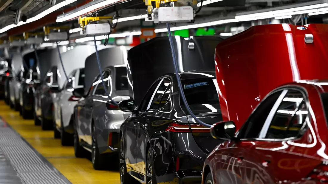 Die Produktion der Autoindustrie zieht an.  - Bild: Sven Hoppe/dpa