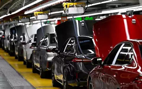 Die Produktion der Autoindustrie zieht an.  - Foto: Sven Hoppe/dpa