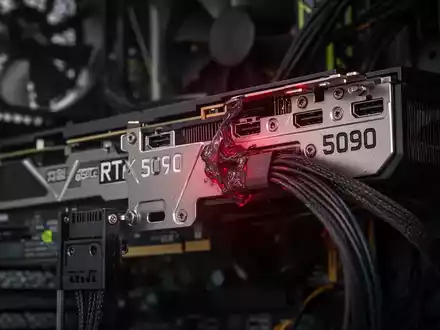 Nahaufnahme einer NVIDIA GeForce RTX 5090 Grafikkarte mit angeschmolzenem PCIe-Riser-Kabel am Backplate. - Foto: über boerse-global.de