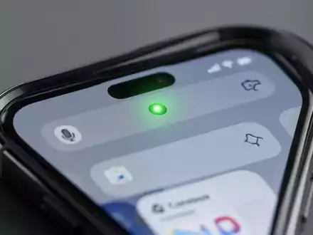 Ein Smartphone-Bildschirm mit einem kleinen grünen Punkt in der Statusleiste, der die Nutzung von Kamera oder Mikrofon anzeigt. - Foto: über boerse-global.de