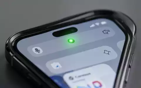 Ein Smartphone-Bildschirm mit einem kleinen grünen Punkt in der Statusleiste, der die Nutzung von Kamera oder Mikrofon anzeigt. - Foto: über boerse-global.de