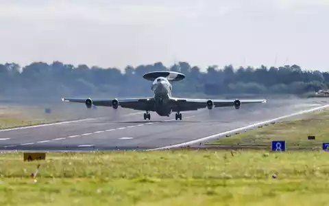Sie sollen ersetzt werden: Aufklärungsflugzeuge vom Typ Awacs. (Archivbild) - Foto: Christoph Reichwein/dpa