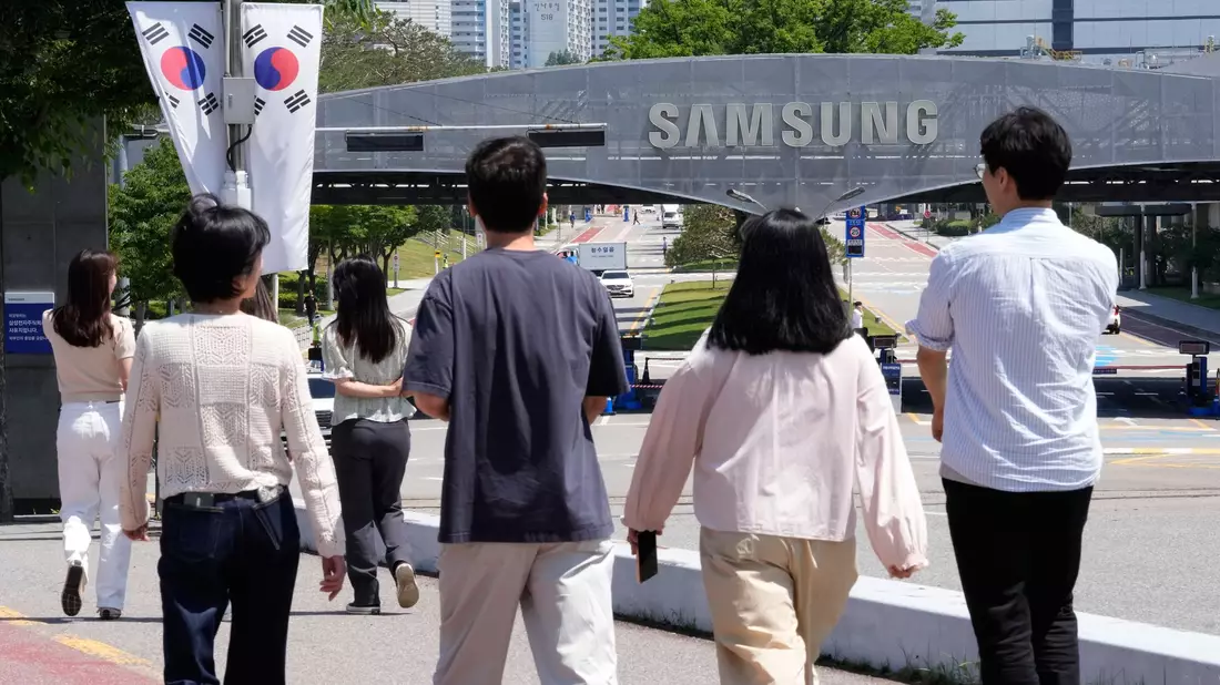 Samsung Electronics hat einen historischen Rekordgewinn für das zweite Quartal verbucht.  - Bild: Ahn Young-joon/AP/dpa