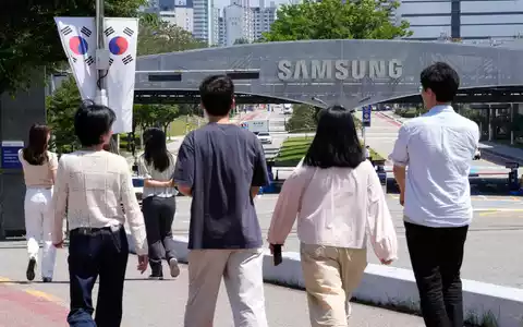 Samsung Electronics hat einen historischen Rekordgewinn für das zweite Quartal verbucht. - Foto: Ahn Young-joon/AP/dpa