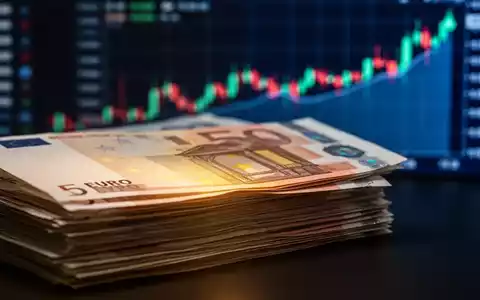 Ein Stapel Euro-Banknoten mit unscharfem, aufwärts gerichteten Börsen-Chart im Hintergrund, der Anleihen und Finanzwachstum symbolisiert. - Foto: über boerse-global.de
