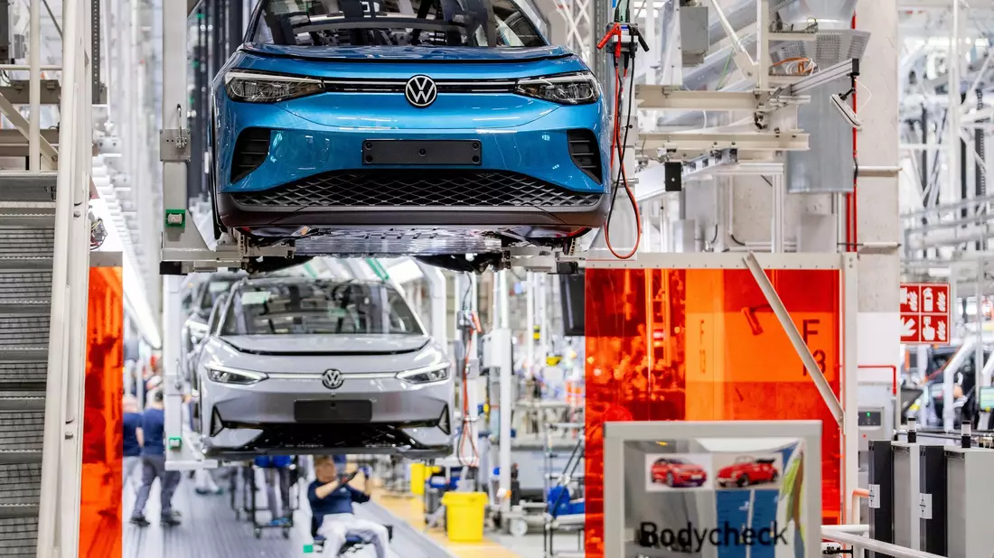 Neue Sparpläne bei VW verunsichern die Belegschaft. (Archivbild) - Bild: Hauke-Christian Dittrich/dpa