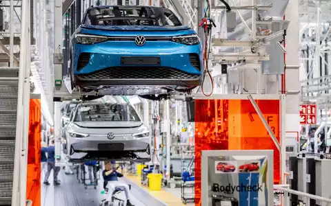 Neue Sparpläne bei VW verunsichern die Belegschaft. (Archivbild) - Foto: Hauke-Christian Dittrich/dpa