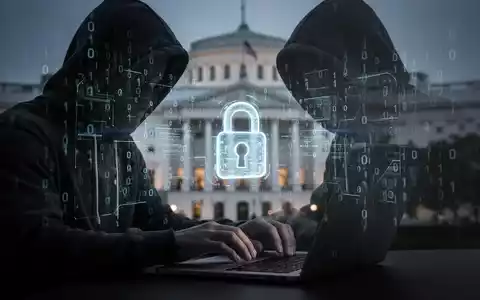 Verschwommene Gestalt in Kapuzenjacke tippt auf Laptop, mit digitalem Code und Schlosssymbol als Hinweis auf KI-Betrug. - Foto: über boerse-global.de