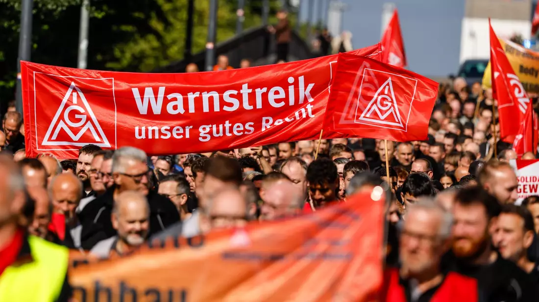 Protest gegen den Sparkurs bei Mercedes-Benz. (Archivbild) - Bild: Focke Strangmann/dpa