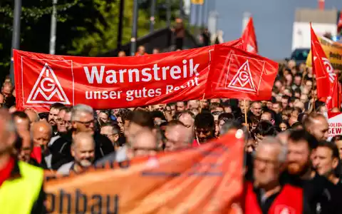 Protest gegen den Sparkurs bei Mercedes-Benz. (Archivbild) - Foto: Focke Strangmann/dpa