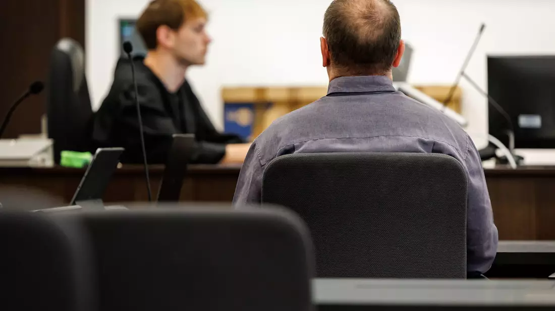 Die Generalstaatsanwaltschaft wirft dem 53-Jährigen aus Mittelfranken (Rückansicht) 95 Taten vor.  - Bild: Daniel Karmann/dpa