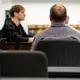 Die Generalstaatsanwaltschaft wirft dem 53-Jährigen aus Mittelfranken (Rückansicht) 95 Taten vor.  - Bild: Daniel Karmann/dpa