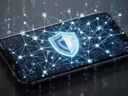 Smartphone-Bildschirm mit abstraktem Netzwerk, Sicherheitsschildern und Binärcode, symbolisiert mobilen Datenschutz. - Foto: über boerse-global.de