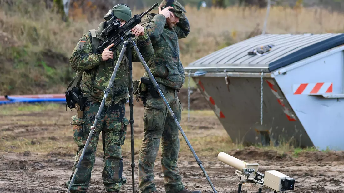 So kann Drohnenabwehr aussehen: Hier bringen sich Soldaten nach einer Drohnensichtung in Stellung. (Archivbild) - Bild: Jan Woitas/dpa