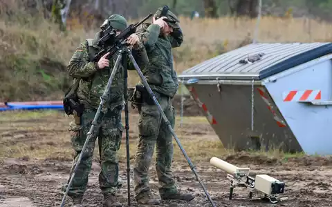 So kann Drohnenabwehr aussehen: Hier bringen sich Soldaten nach einer Drohnensichtung in Stellung. (Archivbild) - Foto: Jan Woitas/dpa