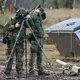 So kann Drohnenabwehr aussehen: Hier bringen sich Soldaten nach einer Drohnensichtung in Stellung. (Archivbild) - Bild: Jan Woitas/dpa