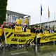 Vertreter mehrerer Städte und Kommunen demonstrieren mit Schildern und Bannern für finanzielle Unterstützung in Berlin. - Bild: Jens Kalaene/dpa